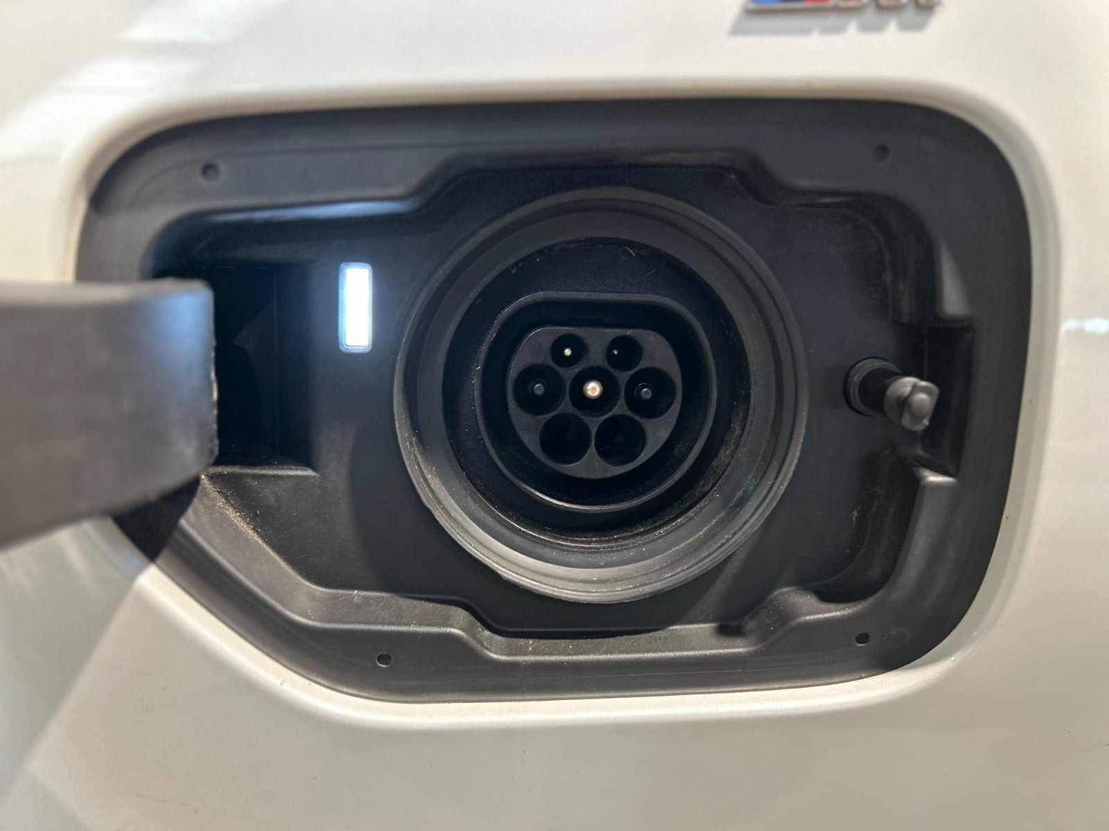 Hvid BMW 330e fra 2020