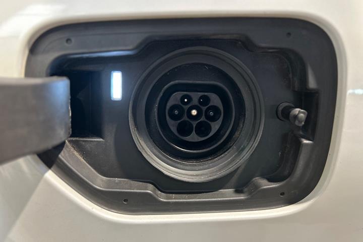 Hvid BMW 330e fra 2020