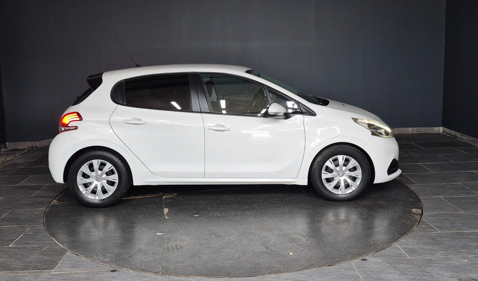 Hvid Peugeot 208 fra 2017