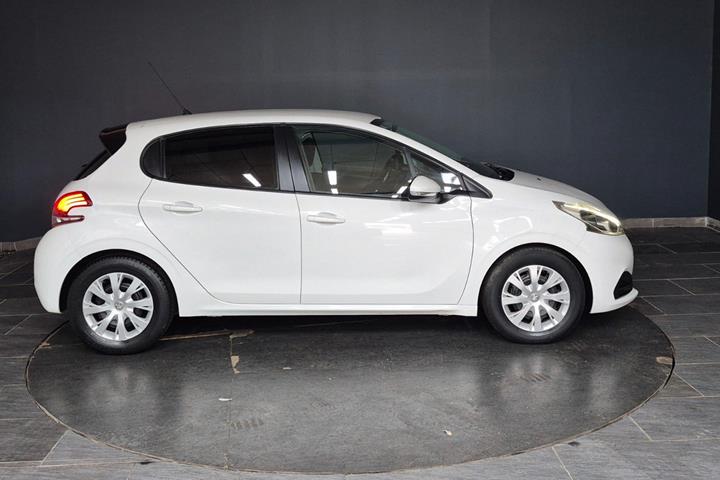 Hvid Peugeot 208 fra 2017