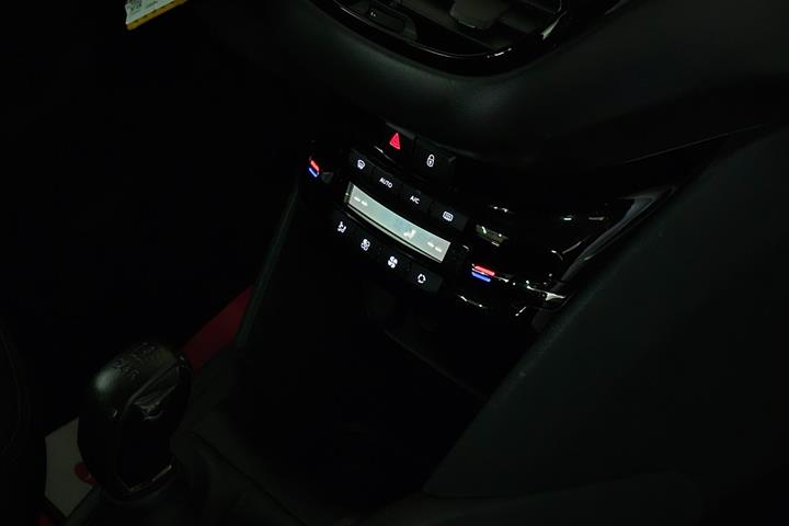 Hvid Peugeot 208 fra 2017