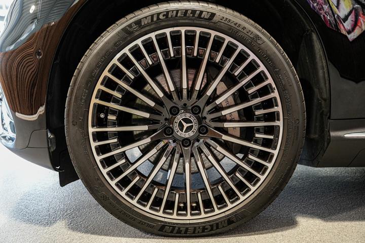 Sort Mercedes EQC400 fra 2021