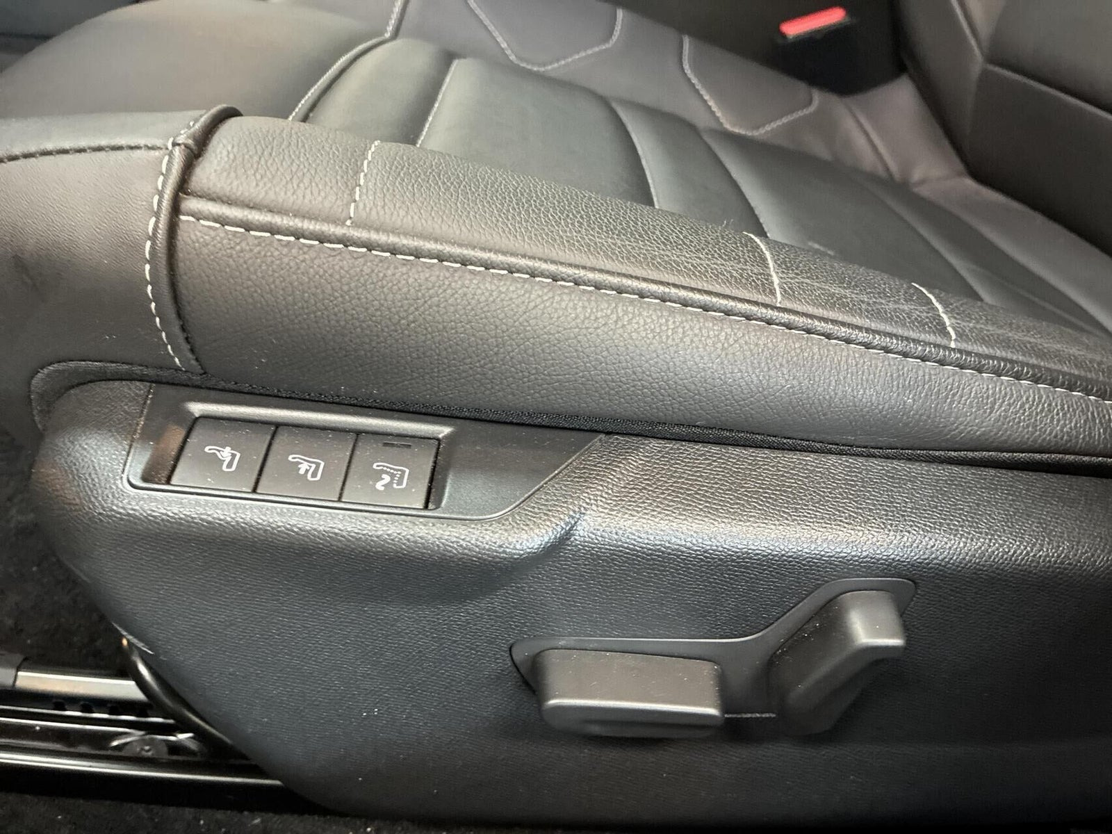 Grå Citroën ë-C4 X fra 2023