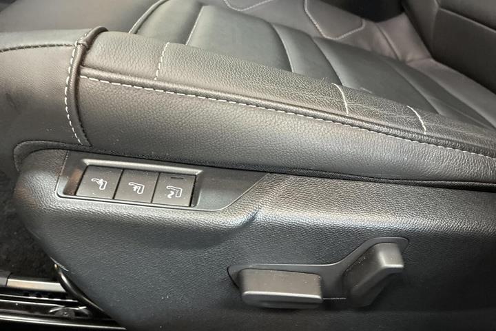 Grå Citroën ë-C4 X fra 2023