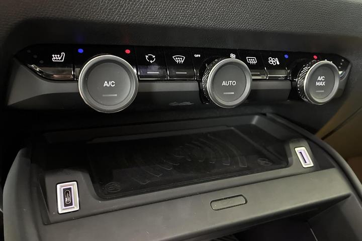 Grå Citroën ë-C4 X fra 2023