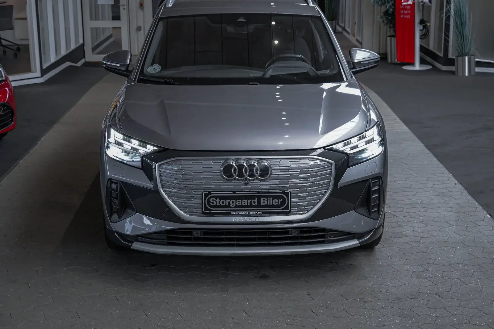Grå Audi Q4 e-tron fra 2022