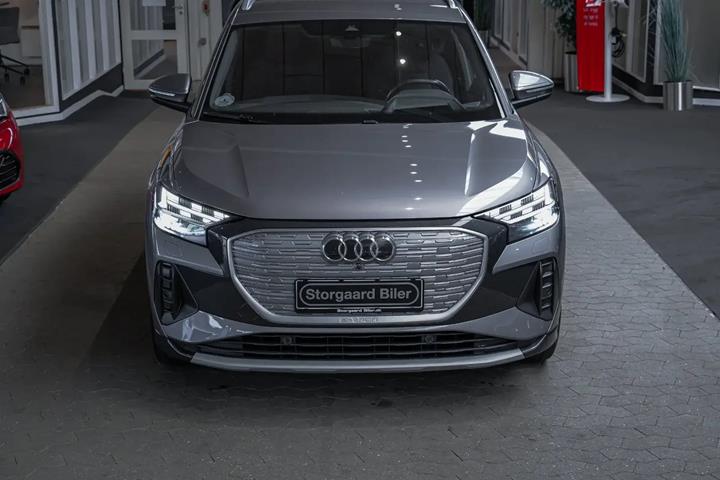 Grå Audi Q4 e-tron fra 2022