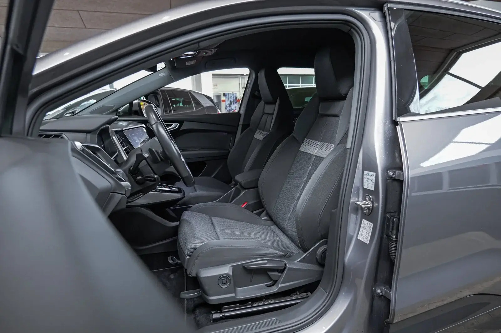 Grå Audi Q4 e-tron fra 2022