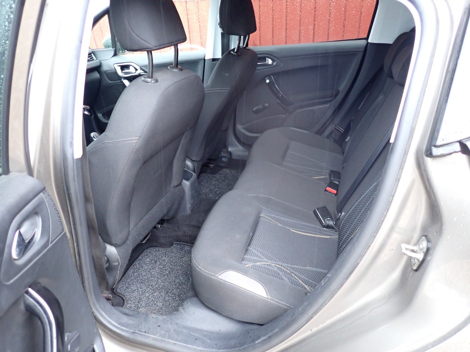 Beige Peugeot 208 fra 2012