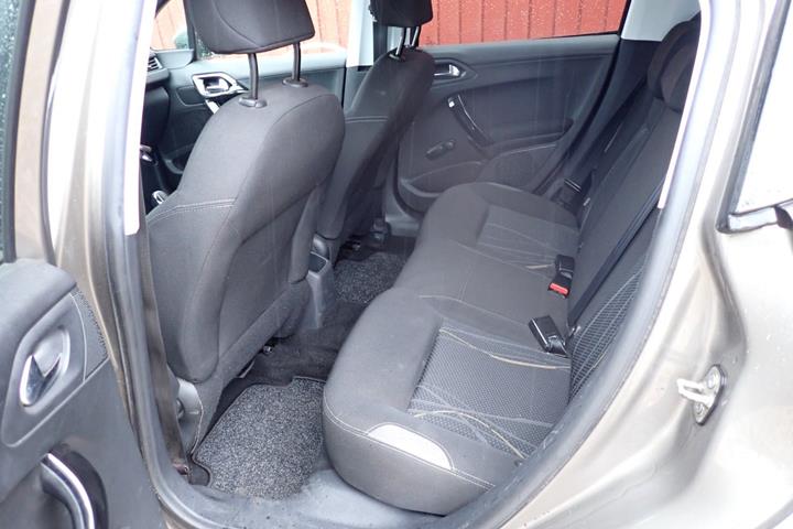 Beige Peugeot 208 fra 2012