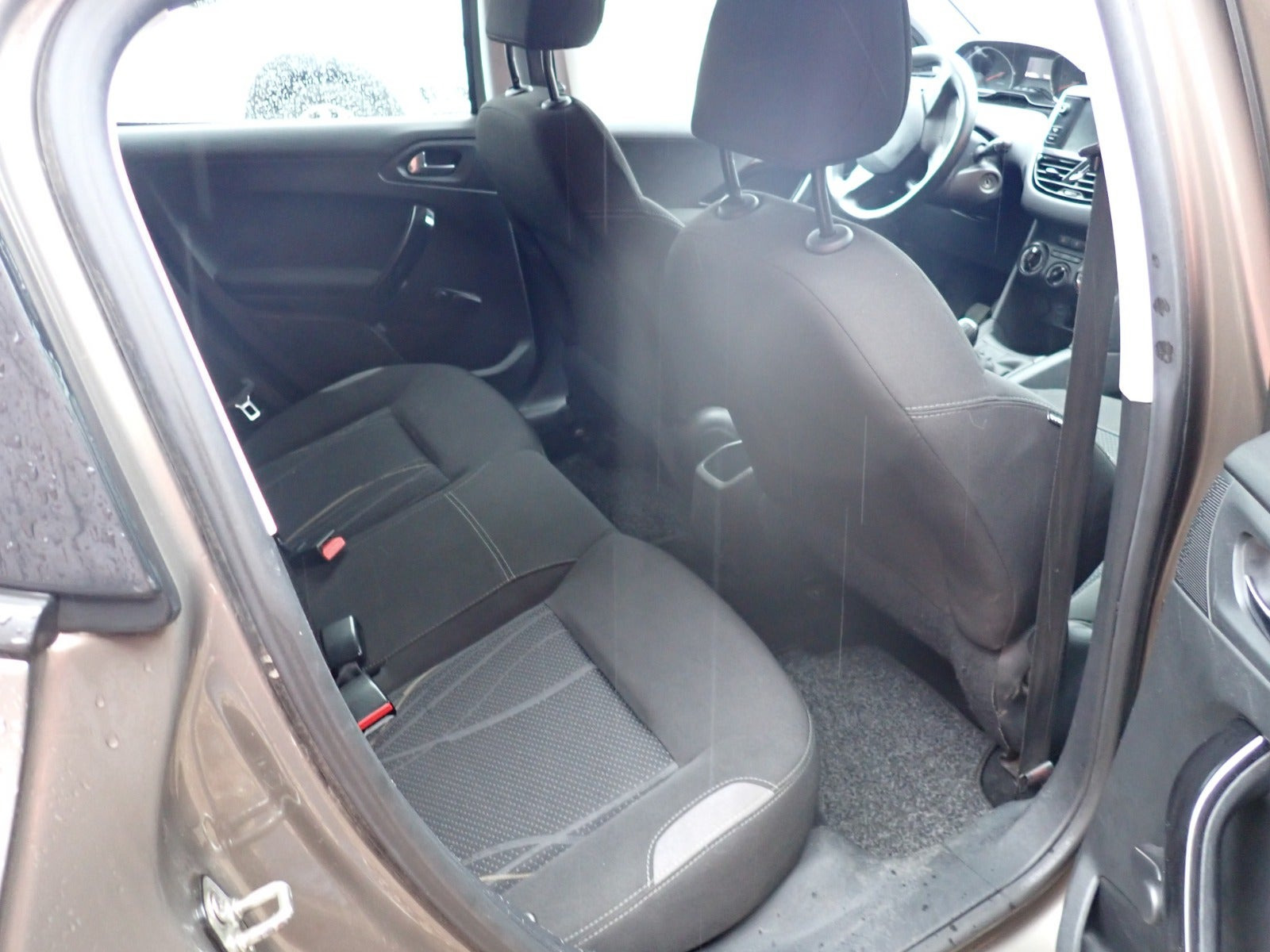 Beige Peugeot 208 fra 2012