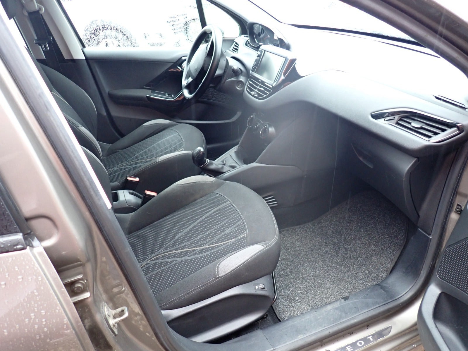 Beige Peugeot 208 fra 2012