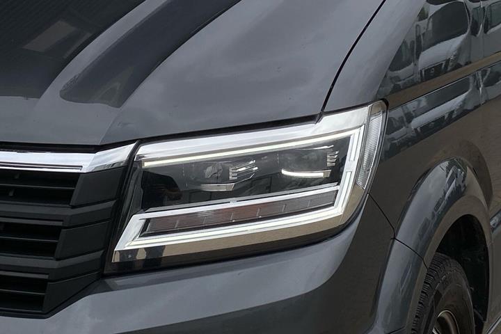 Grå VW Crafter fra 2022