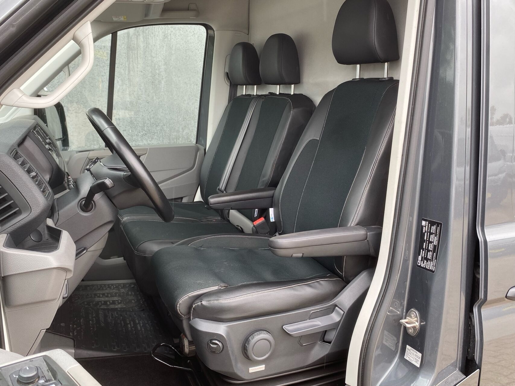 Grå VW Crafter fra 2022