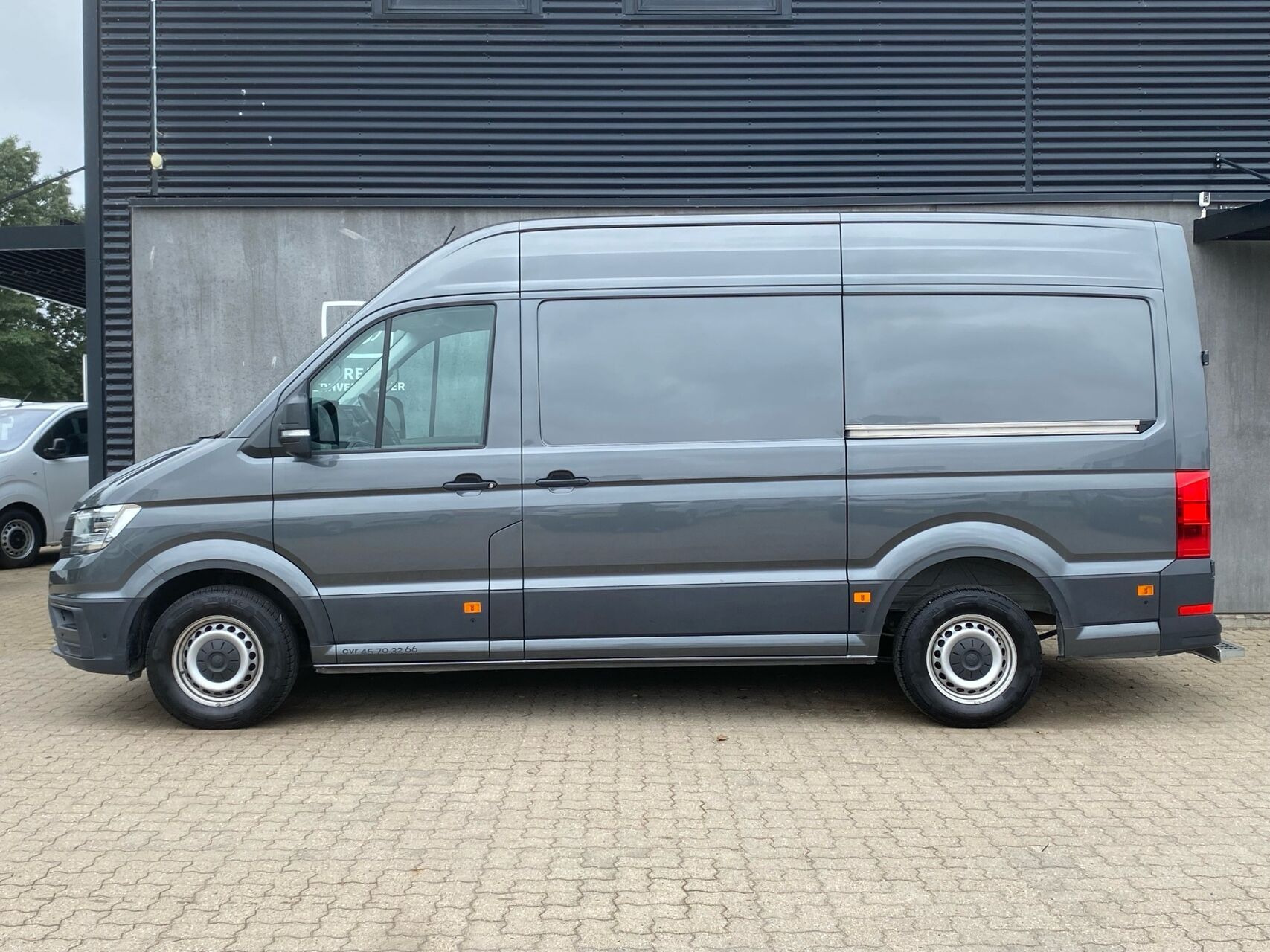 Grå VW Crafter fra 2022