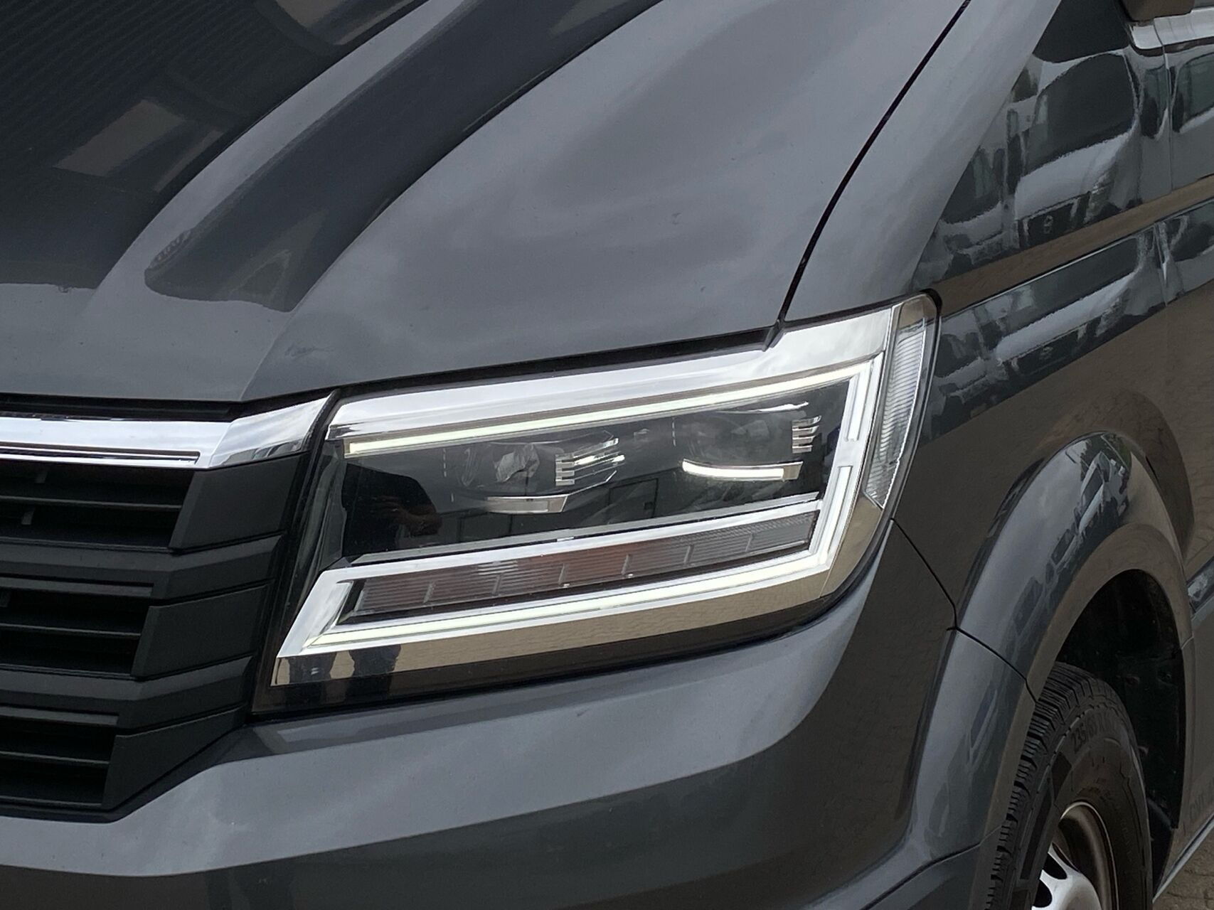 Grå VW Crafter fra 2022