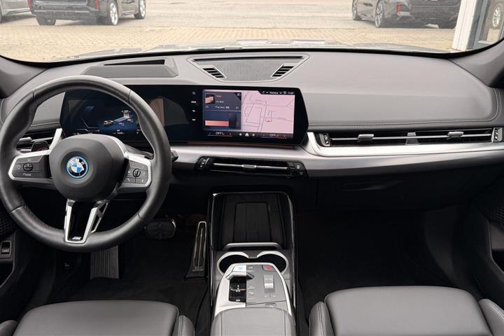 Sølv BMW iX1 fra 2024
