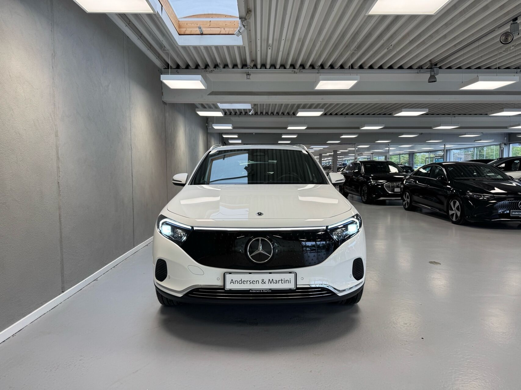 Hvid Mercedes EQA250 fra 2025