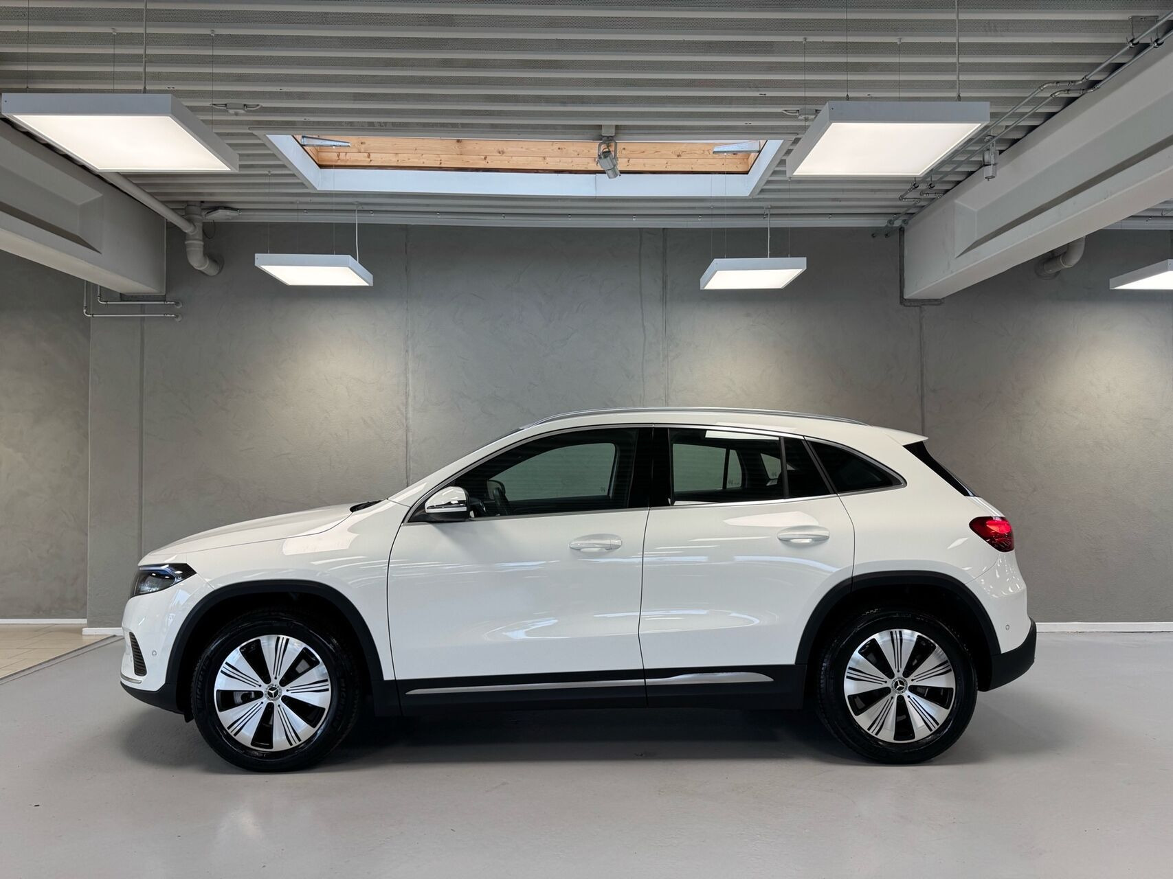 Hvid Mercedes EQA250 fra 2025