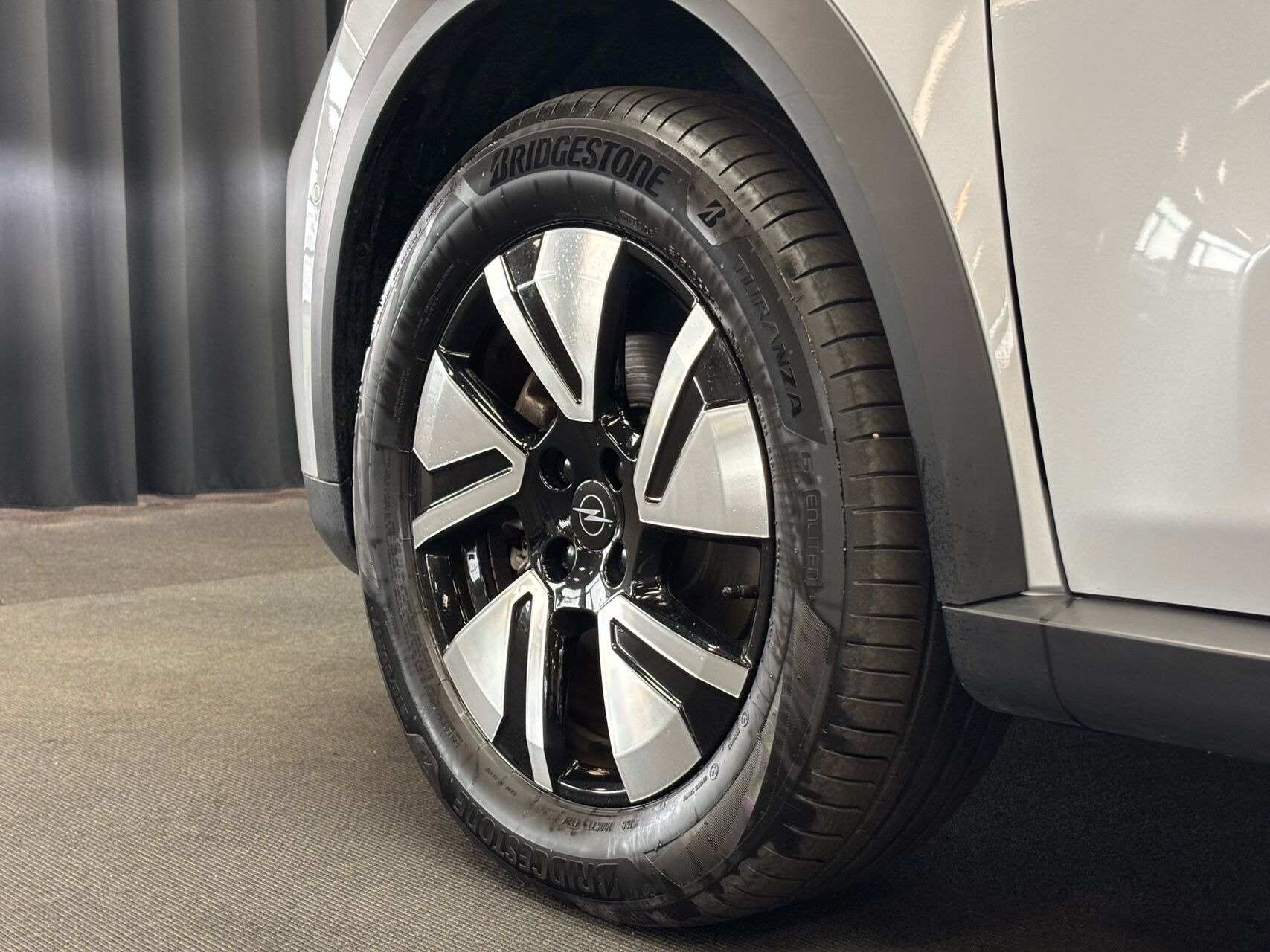 Sølv Opel Frontera fra 2025