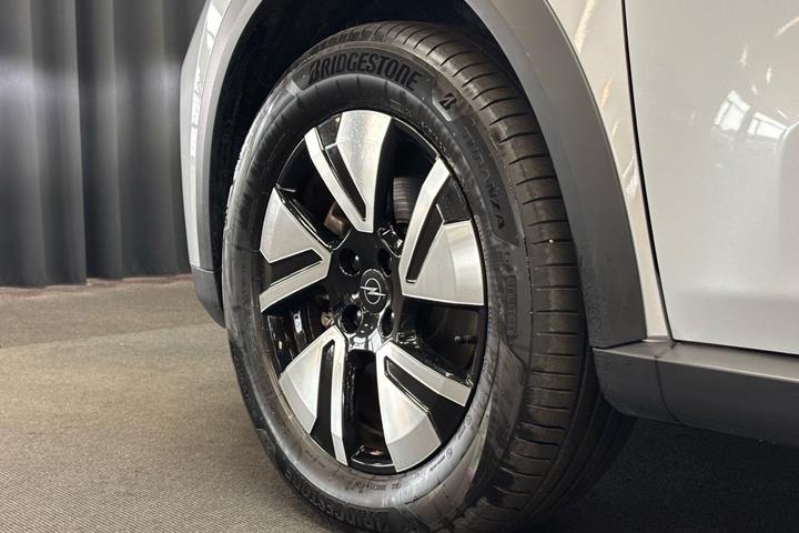 Sølv Opel Frontera fra 2025