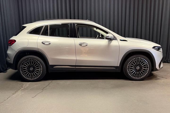 Sølv Mercedes EQA250 fra 2022