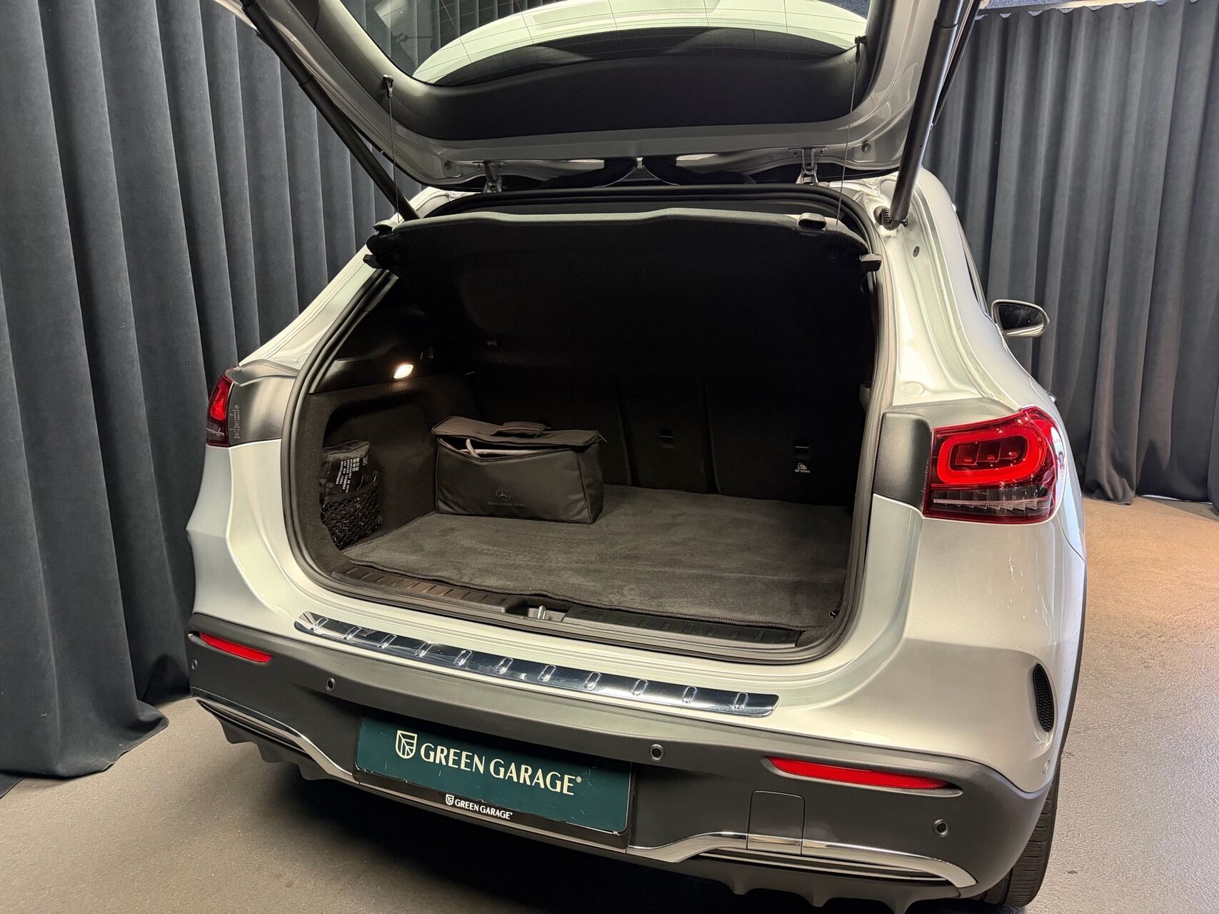 Sølv Mercedes EQA250 fra 2022