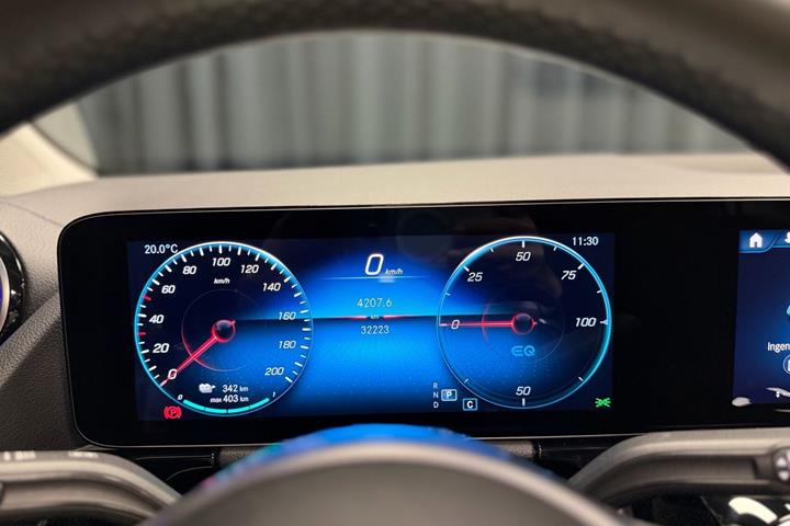 Sølv Mercedes EQA250 fra 2022