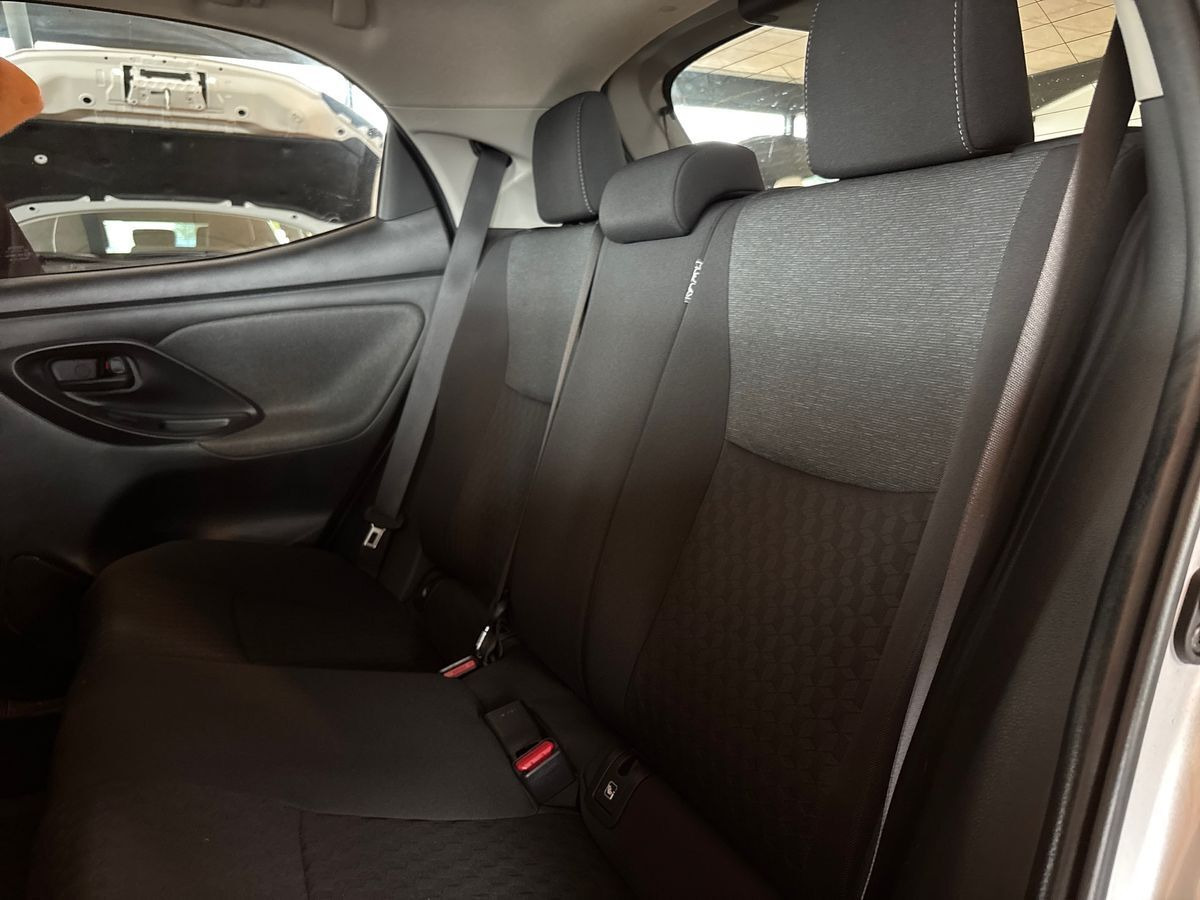 Sølv Toyota Yaris fra 2021