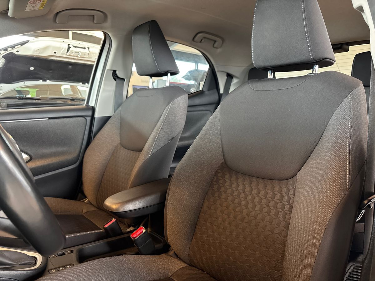 Sølv Toyota Yaris fra 2021