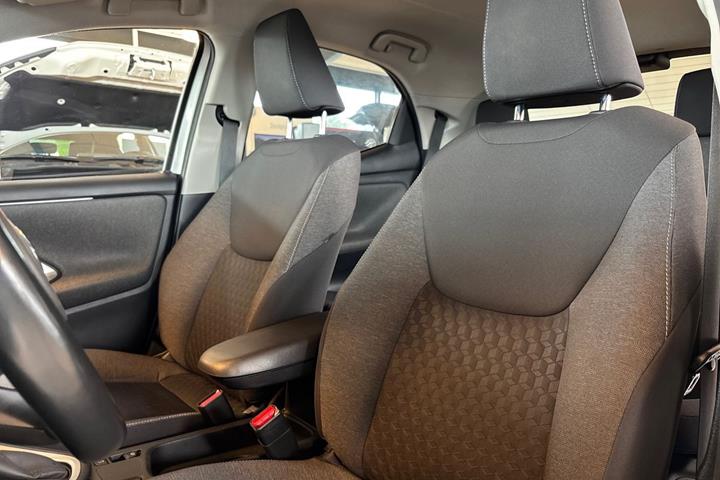 Sølv Toyota Yaris fra 2021