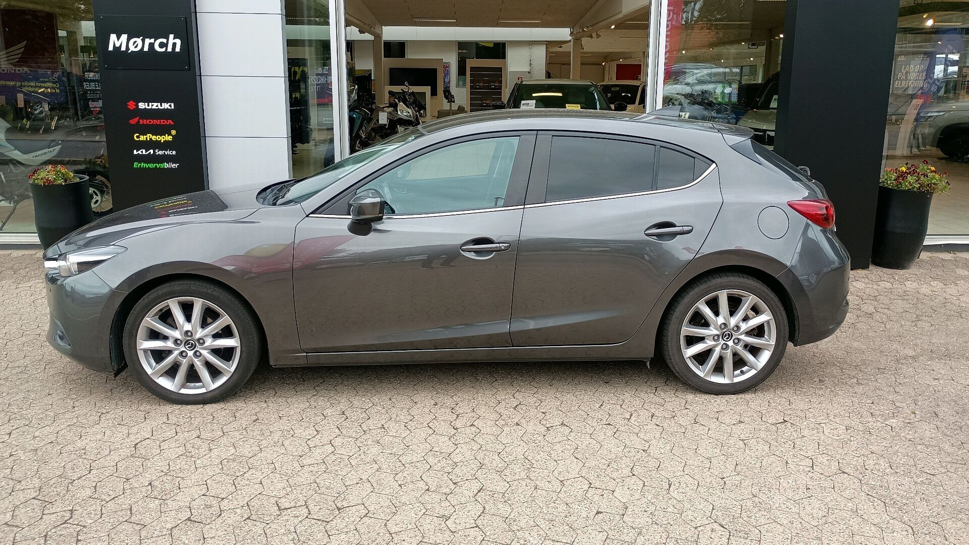 Grå Mazda 3 fra 2017