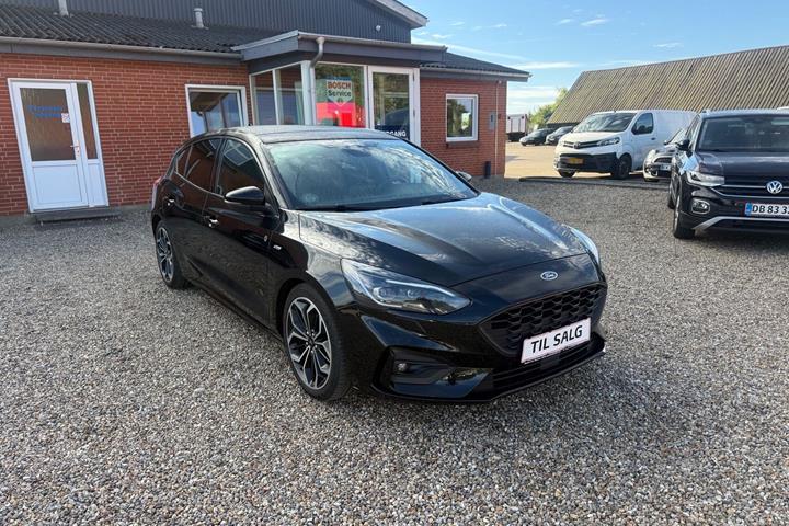 Sort Ford Focus fra 2018 set udefra