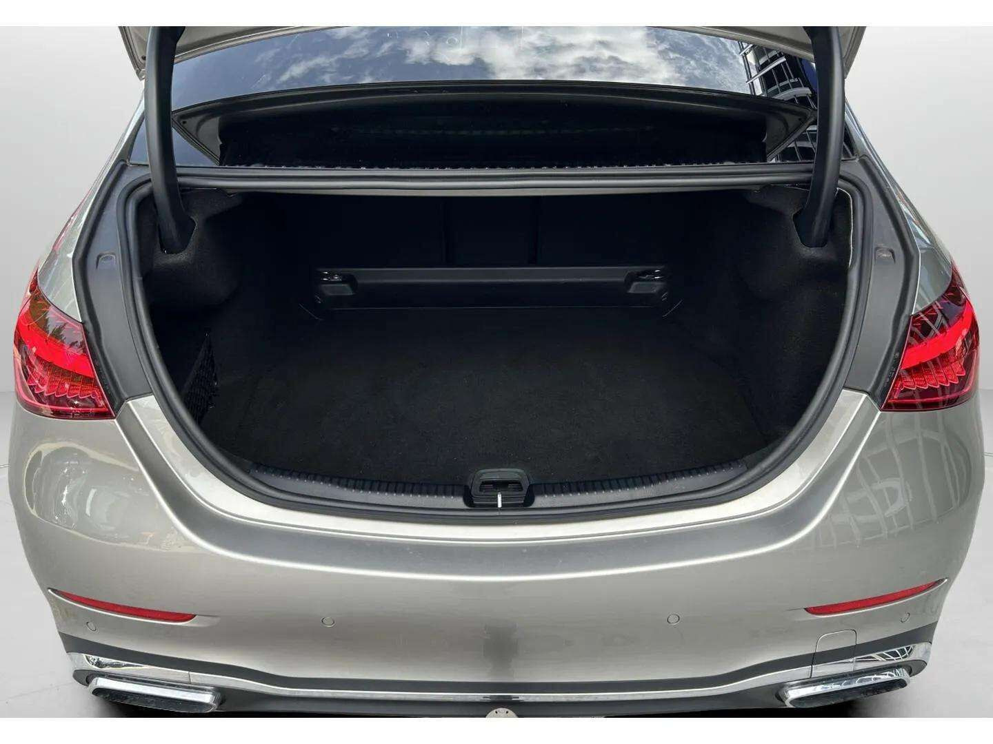 Sølv Mercedes C200 fra 2021