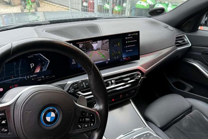 undefined BMW 330e fra 2023