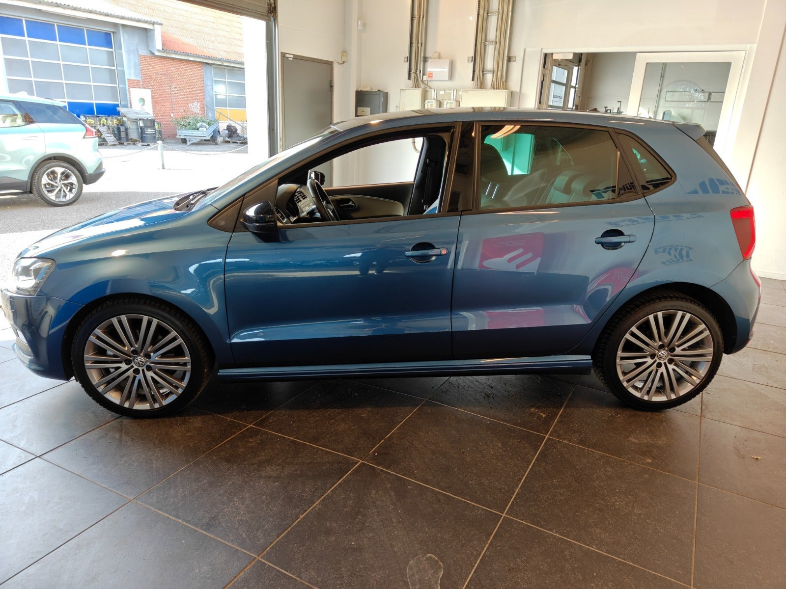 Blå VW Polo fra 2017