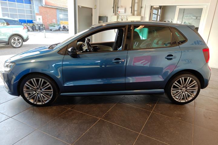 Blå VW Polo fra 2017
