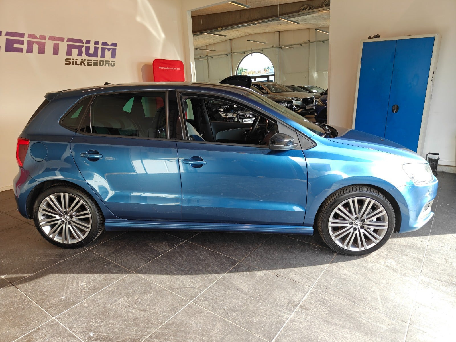 Blå VW Polo fra 2017