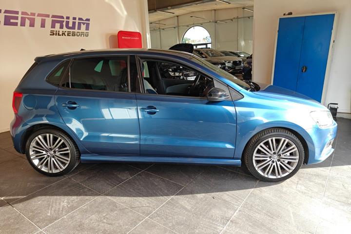 Blå VW Polo fra 2017