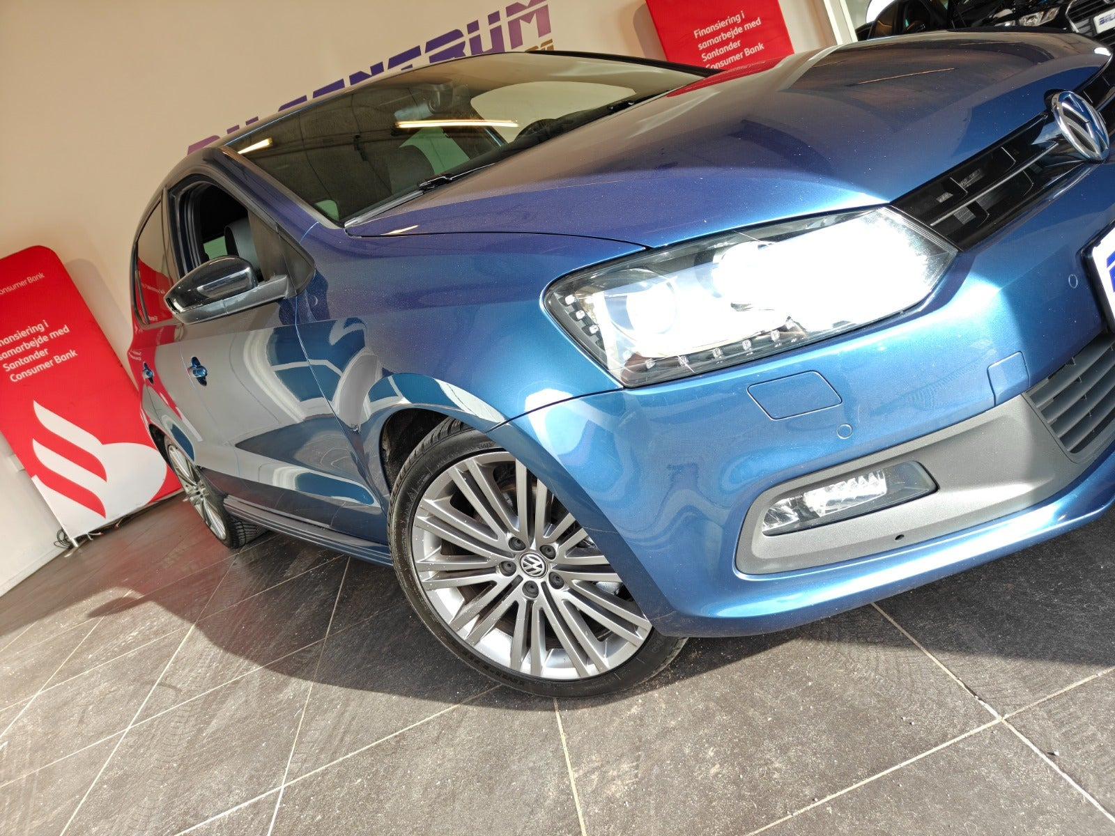 Blå VW Polo fra 2017