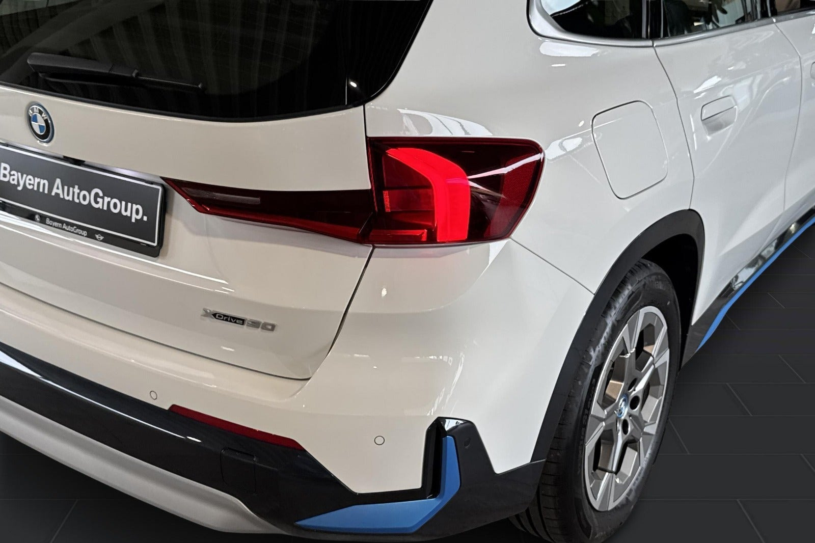 Hvid BMW iX1 fra 2024