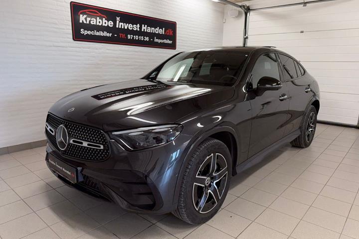 Grå Mercedes GLC400 e fra 2023