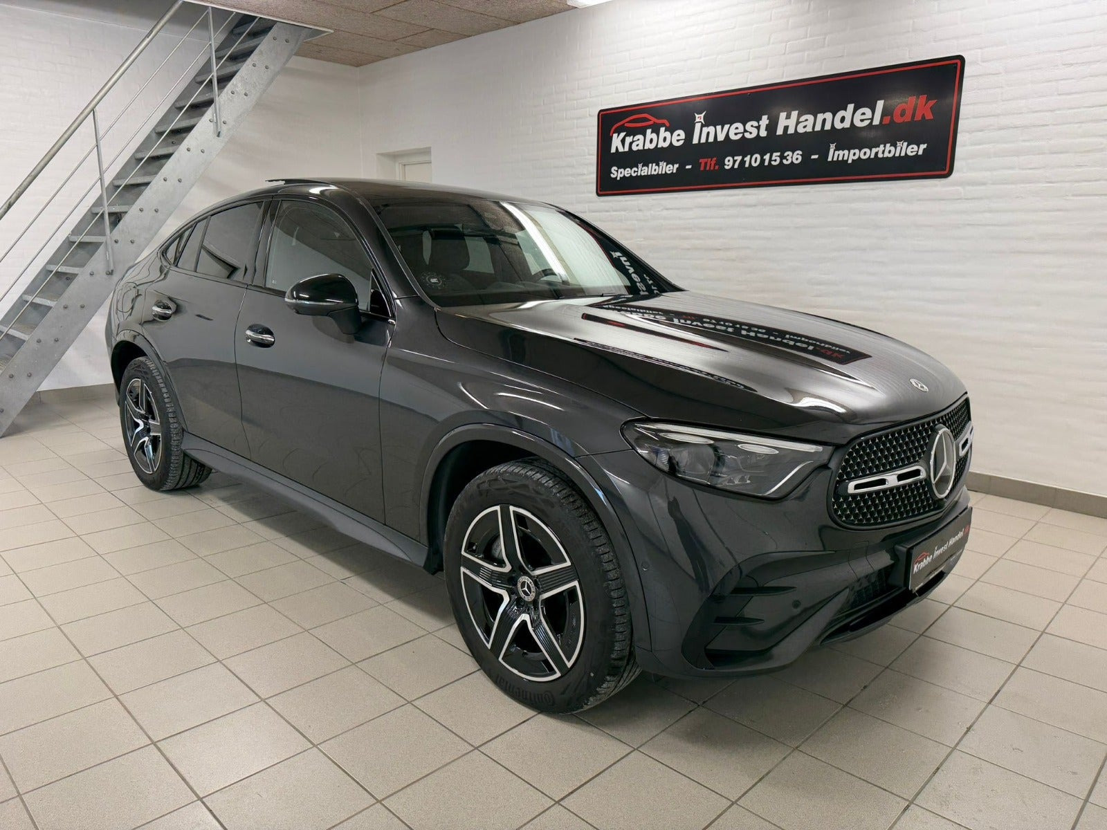 Grå Mercedes GLC400 e fra 2023