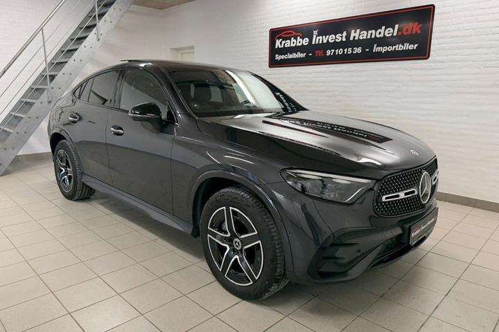 Grå Mercedes GLC400 e fra 2023