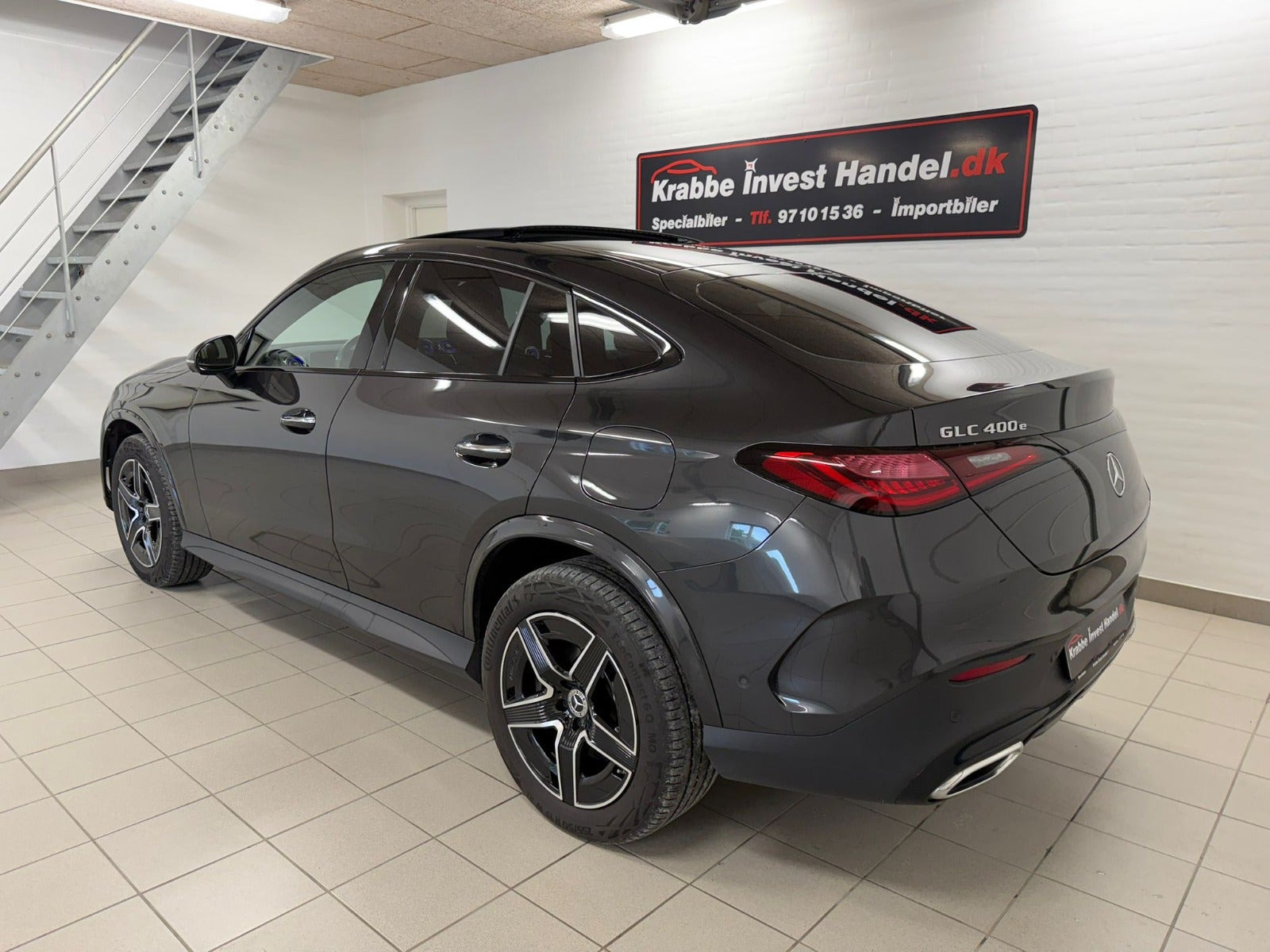 Grå Mercedes GLC400 e fra 2023