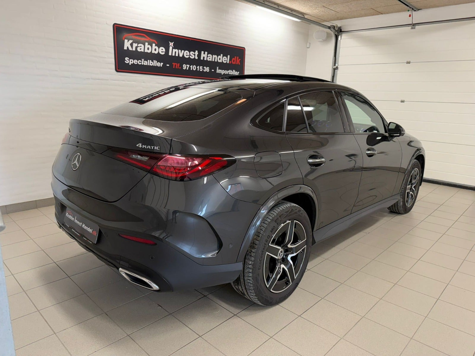 Grå Mercedes GLC400 e fra 2023