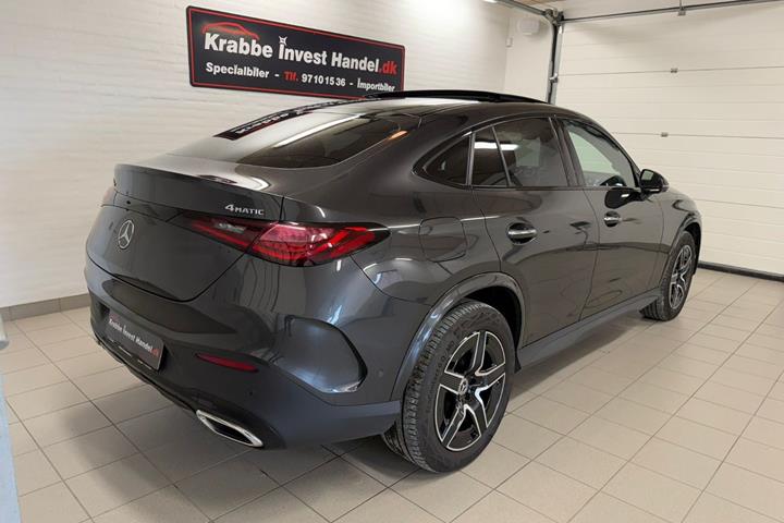 Grå Mercedes GLC400 e fra 2023