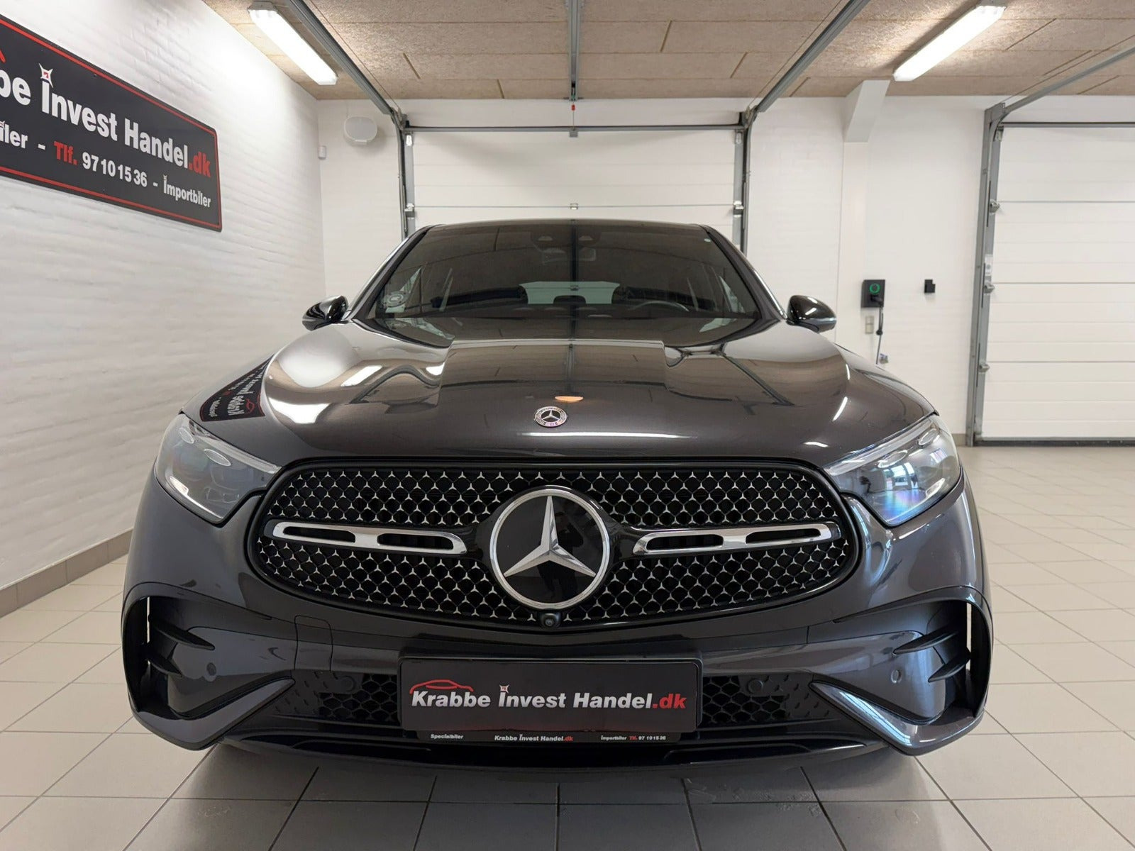 Grå Mercedes GLC400 e fra 2023