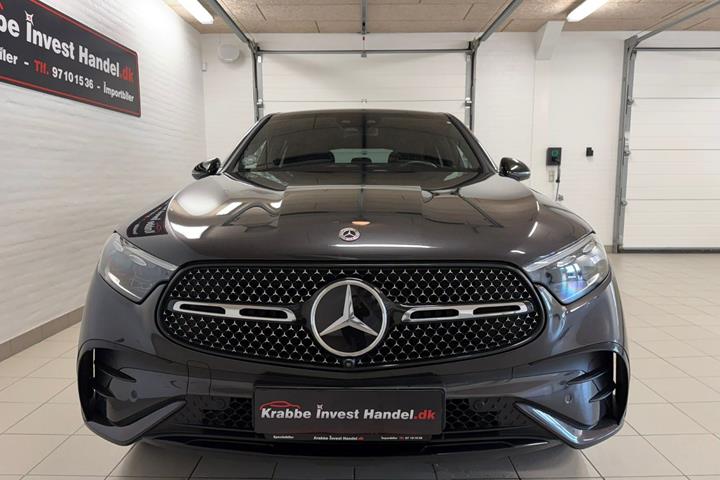 Grå Mercedes GLC400 e fra 2023