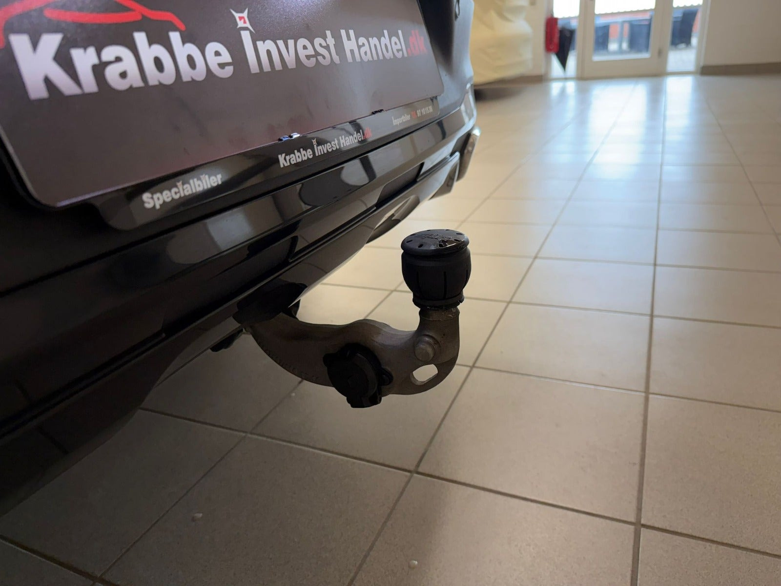 Grå Mercedes GLC400 e fra 2023